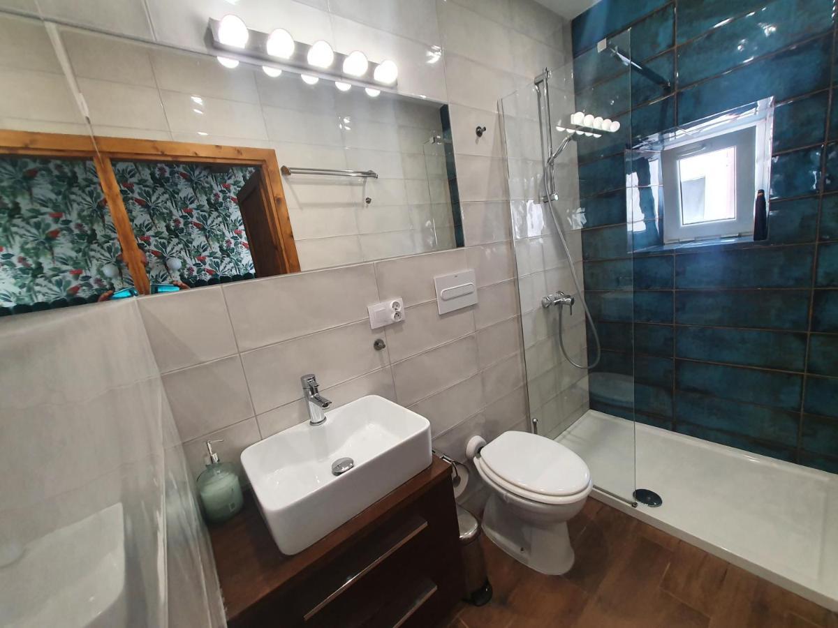 Luxurio With Baths *